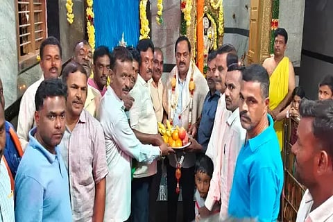 ಬೀರೂರಿನ ಶ್ರೀ ಬೇಟೆ ರಂಗನಾಥಸ್ವಾಮಿ ದೇವಾಲಯದಲ್ಲಿ ವೈಕುಂಠ ಏಕಾದಶಿ ಅಂಗವಾಗಿ ಪೂಜಾ ಕಾರ್ಯಕ್ರಮದಲ್ಲಿ ಭಾಗವಹಿಸಿದ್ದ ಶಾಸಕ ಕೆ.ಎಸ್.ಆನಂದ್ ಅವರನ್ನು ಸಮಿತಿಯಿಂದ ಸನ್ಮಾನಿಸಲಾಯಿತು. ವಸಂತ್, ಬಿ.ಕೆ.ಶಶಿಧರ್, ಶ್ರೀನಿವಾಸ್ ಇತರರಿದ್ದರು.