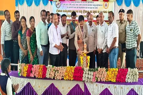 ಬೀರೂರಿನಲ್ಲಿ ಎಸ್‌ಎಸ್‌ಎಲ್‌ಸಿ ವಿದ್ಯಾರ್ಥಿಗಳಿಗೆ ಪರೀಕ್ಷಾ ಪ್ರೇರಣಾ ನುಡಿ ಹಾಗೂ ಸಂವಾದ ಕಾರ್ಯಕ್ರಮವನ್ನು ಹೈಕೋರ್ಟ್ ನ್ಯಾಯಾಧೀಶ ಎಚ್.ಪಿ.ಸಂದೇಶ್ ಉದ್ಘಾಟಿಸಿದರು. ತಹಖಲೀಲ್, ಅಮ್ರೀನ್ ಸುಲ್ತಾನಾ, ತಿಮ್ಮಯ್ಯ, ಶ್ರೀಕಾಂತ್ ಇತರರಿದ್ದರು. 