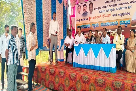 ಬೀರೂರು ಹೋಬಳಿ ಬಳ್ಳಿಗನೂರು ಗ್ರಾಮ ಪಂಚಾಯಿತಿಯಲ್ಲಿ ನಡೆದ ಜನ ಸಂಪರ್ಕ ಸಭೆಯಲ್ಲಿ ರೈತರು ಅಹವಾಲು ಹೇಳಿಕೊಂಡರು. ಪ್ರವೀಣ್, ಪೂರ್ಣಿಮಾ, ರುಕ್ಮಿಣಿಬಾಯಿ, ಶಶಿಕುಮಾರ್ ಇತರರಿದ್ದರು.