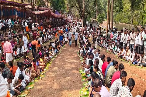 ಶ್ರೀ ಸಿದ್ದೇಶ್ವರಸ್ವಾಮಿ ಬ್ರಹ್ಮ ರಥೋತ್ಸವದ ಅಂಗವಾಗಿ ಭಕ್ತರು ಮುದ್ದೆ ಪರೇವು ಭೋಜನ ಸವಿದರು. 