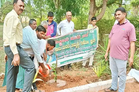 ಜೋಡಿತಿಮ್ಮಾಪುರ ಸರ್ಕಾರಿ ಪ್ರೌಢಶಾಲೆ ಆವರಣದಲ್ಲಿ ಗಿಡಗಳನ್ನು ನೆಡಲಾಯಿತು. ಮಂಜುನಾಥ್ ನಾಯಕ್, ಸಂಪತ್‌ಕುಮಾರ್, ನಾಗರಾಜ್ ಇತರರಿದ್ದರು. 