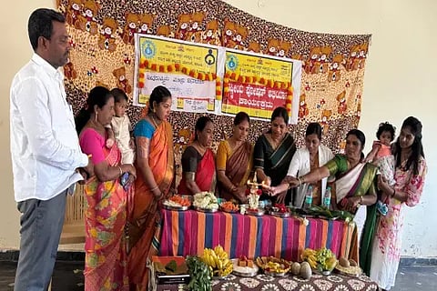 ಬೀರೂರಿನಲ್ಲಿ ಮಹಿಳಾ ಮತ್ತು ಮಕ್ಕಳ ಅಭಿವೃದ್ಧ್ಧಿ ಇಲಾಖೆ ಆಯೋಜಿಸಿದ್ದ ರಾಷ್ಟ್ರೀಯ ಪೋಷಣ್ ಅಭಿಯಾನವನ್ನು ಪುರಸಭೆ ಮಾಜಿ ಅಧ್ಯಕ್ಷೆ ಸವಿತಾ ರಮೇಶ್, ಲೀಲಾವತಿ, ಮಮತಾ ಉದ್ಘಾಟಿಸಿದರು. ಅನಿತಾ, ಪ್ರಕಾಶ್ ಇತರರಿದ್ದರು. 