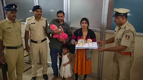 ಬೀರೂರಿನ ರೈಲ್ವೆ ನಿಲ್ದಾಣದಲ್ಲಿ ಚಿನ್ನಾಭರಣ ಮತ್ತು ನಗದು ಇದ್ದ ಬ್ಯಾಗ್‌ನ್ನು ರೂಪಾ ದಂಪತಿಗೆ ಆರ್‌ಪಿಎಫ್ ಎಎಸ್‌ಐ ನವೀನ್ ಮತ್ತು ಜಿಆರ್‌ಪಿ ಸಿಬ್ಬಂದಿ ಹಿಂದಿರುಗಿಸಿದರು.
