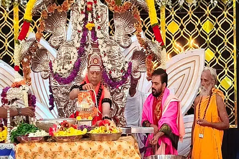 ಬೀರೂರಿನಲ್ಲಿ ಮಂಗಳವಾರ ಶ್ರೀಶೈಲ ಜಗದ್ಗುರು ಡಾ. ಚನ್ನಸಿದ್ದರಾಮ ಪಂಡಿತಾರಾಧ್ಯ ಶಿವಾಚಾರ್ಯರು ಇಷ್ಟಲಿಂಗ ಪೂಜೆ ನೆರವೇರಿಸಿದರು. ರುದ್ರಮುನಿ ಶಿವಾಚಾರ್ಯ ಸ್ವಾಮೀಜಿ ಇತರರಿದ್ದರು.