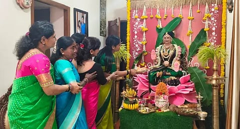 ಬೀರೂರಿನ ರೈಲ್ವೆ ಸ್ಟೇಷನ್ ರಸ್ತೆಯ ಪುರಸಭಾ ಮಾಜಿ ಅಧ್ಯಕ್ಷೆ ಸವಿತಾ ರಮೇಶ್ ಮನೆಯಲ್ಲಿ ಶ್ರೀ ವರಮಹಾಲಕ್ಷ್ಮೀ ಪೂಜೆ ನೆರವೇರಿಸಲಾಯಿತು.