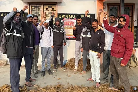 ಬೀರೂರು ವಲಯದ ರೈಲ್ವೆ ನೌಕರರು ಕಡೂರು ರೈಲು ನಿಲ್ದಾಣದಲ್ಲಿ ಸಾಂಕೇತಿಕ ಪ್ರತಿಭಟನೆ ನಡೆಸಿದರು. ಮಂಜುನಾಥ್, ಹಾಲೇಶಪ್ಪ, ರವಿ, ರಮೇಶ್, ಗೋಪಾಲ್ ಇತರರಿದ್ದರು.