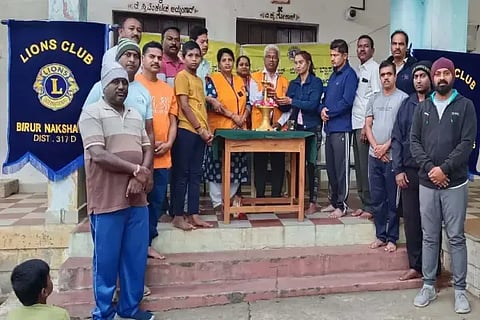 ಬೀರೂರಿನ ಲಯನ್ಸ್ ಕ್ಲಬ್ ಆಯೋಜಿಸಿದ್ದ ಯೋಗ ಶಿಬಿರವನ್ನು ಲಯನ್ಸ್ ಕ್ಲಬ್ ಅಧ್ಯಕ್ಷ ಮಲ್ಲಪ್ಪ, ಸುವರ್ಣ ಒಡೆಯರ್ ಉದ್ಘಾಟಿಸಿದರು. ಲಯನ್ ಓಂಕಾರಪ್ಪ, ಸಿತಾರ, ಶಬರೀಶ್ ಇತರರಿದ್ದರು.