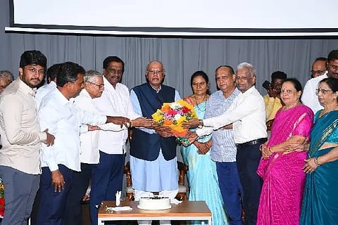 ದಾವಣಗೆರೆಯ ಜಿ.ಎಂ. ವಿಶ್ವವಿದ್ಯಾಲಯದಲ್ಲಿ ಶುಕ್ರವಾರ, ಕೇಂದ್ರದ ಮಾಜಿ ಸಚಿವ ಡಾ. ಜಿ.ಎಂ. ಸಿದ್ದೇಶ್ವರ ಅವರು ತಮ್ಮ ಜನ್ಮದಿನವನ್ನು ಆಚರಿಸಿಕೊಂಡರು. ಗಾಯತ್ರಿ ಸಿದ್ದೇಶ್ವರ, ಜಿ.ಎಂ. ಪ್ರಸನ್ನ ಕುಮಾರ್, ಜಿ.ಎಸ್. ಅನಿತ್ ಕುಮಾರ್, ವೈ.ಯು. ಸುಭಾಷ, ಗಾಯತ್ರಿ ಸುಭಾಷ್, ಪ್ರಮೀಳಾ ನಟರಾಜ್, ರಾಜೀವ್, ಮಾಗನೂರು ಆರ್. ಪ್ರಭುದೇವ್ ಇದ್ದರು.
