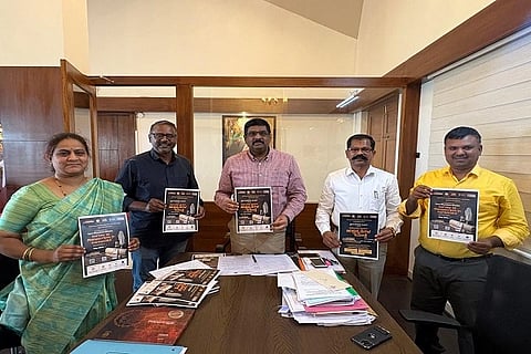 ಹಸ್ತಪ್ರತಿಗಳ ಸಂರಕ್ಷಣೆ, ಡಿಜಿಟಲೀಕರಣ ಕಾರ್ಯ ಯೋಜನೆ ಅನುಷ್ಠಾನ ಸಭೆಯಲ್ಲಿ ಡಿಸಿ ಸೋಮಶೇಖರ್ ಹಸ್ತಪ್ರತಿಗಳನ್ನು ಬಿಡುಗಡೆಗೊಳಿಸಿದರು. ರೇಖಾ, ರಾಘವ್, ಜತೀನ್, ಚಿನ್ನಸ್ವಾಮಿ ಇದ್ದರು.