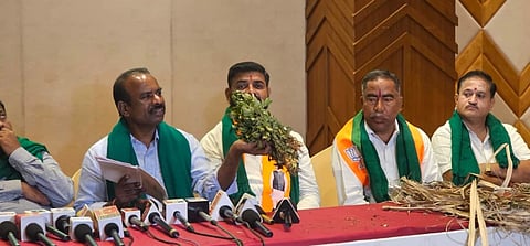 ಬೆಳಗಾವಿ ನಗರದಲ್ಲಿ ಸೋಮವಾರ ಸುದ್ದಿಗೋಷ್ಠಿಯಲ್ಲಿ ಎನ್.ರವಿಕುಮಾರ ಮಾತನಾಡಿದರು. ಅಭಯ ಪಾಟೀಲ, ವಿಠ್ಠಲ ಹಲಗೇಕರ್, ಅನಿಲ ಬೆನಕೆ, ಸುಭಾಷ ಪಾಟೀಲ ಇತರರಿದ್ದರು.