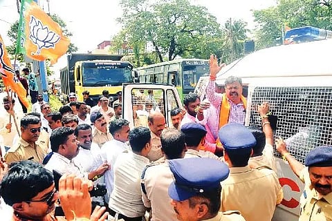 ರಸ್ತತಡೆ ನಡೆಸಿದ್ದಕ್ಕಾಗಿ ಮಾಜಿ ಸಚಿವ ಎಂ.ಪಿ. ರೇಣುಕಾಚಾರ್ಯ ಸೇರಿ ಬಿಜೆಪಿಯ ಮುಖಂಡರು, ಕಾರ್ಯಕರ್ತರನ್ನು ಪೊಲೀಸರು ಬಂಧಿಸಿದರು.