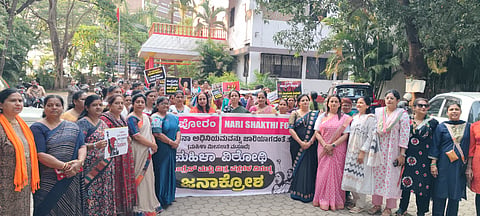  ಬೆಳಗಾವಿ ನಗರದ ಚನ್ನಮ್ಮ ವೃತ್ತದದ ಬಳಿ ಸಾಹಿತ್ಯ ಭವನ ಆವರಣದಲ್ಲಿ  ಶನಿವಾರ ನಾರಿ ಶಕ್ತಿ ಪೋರಂ, ಬಿಜೆಪಿ ಮಹಿಳಾ ಮೋರ್ಚಾ ಹಾಗೂ ವಿವಿಧ ಮಹಿಳಾ ಸಂಘಟನೆಯ ನೇತೃತ್ವದಲ್ಲಿ ನೂರಾರು ಮಹಿಳೆಯರು ಪ್ರತಿಭಟನಾ ರ‌್ಯಾಲಿ ನಡೆಸಿದರು. ಡಾ. ಸೋನಾಲಿ ಸರ್ನೋಬತ್,  ಡಾ. ನಯನಾ ಭಸ್ಮೆ ಇತರರಿದ್ದರು.