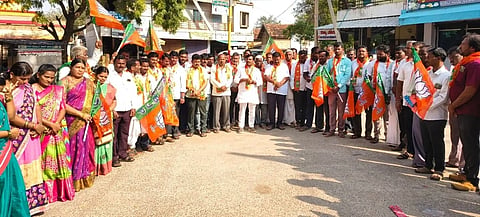 ಬಿಹಾರದ ಚುನಾವಣೆಯಲ್ಲಿ Election ಎನ್‌ಡಿಎ ಅಭೂತಪೂರ್ವ ಗೆಲುವು ಸಾಧಿಸಿದ ಪ್ರಯುಕ್ತ ಮುಂಡರಗಿ ಪಟ್ಟಣದ ಹೇಮರಡ್ಡಿ ಮಲ್ಲಮ್ಮ ವೃತ್ತದಲ್ಲಿ  ಬಿಜೆಪಿ ಕಾರ್ಯಕರ್ತರು ಪಟಾಕಿ ಸಿಡಿಸಿ, ಸಿಹಿ ಹಂಚಿ ಸಂಭ್ರಮಾಚರಣೆ ಮಾಡಿದರು