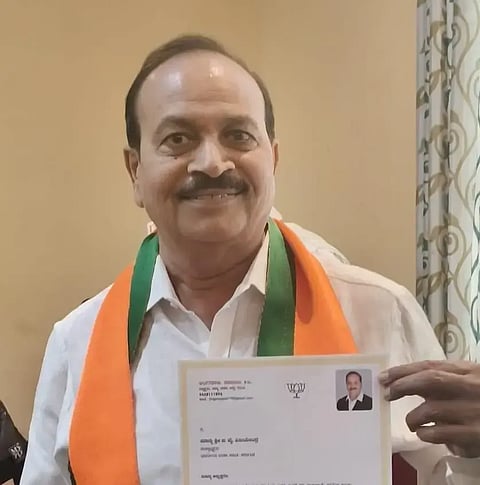 bjp ಬಿಜೆಪಿ ರಾಜ್ಯ ಶಿಸ್ತು ಸಮಿತಿ ಅಧ್ಯಕ್ಷ ಸ್ಥಾನಕ್ಕೆ ನೀಡಿದ ರಾಜೀನಾಮೆ ಪತ್ರ ಪ್ರದರ್ಶಿಸಿದ ಲಿಂಗರಾಜ ಪಾಟೀಲ.