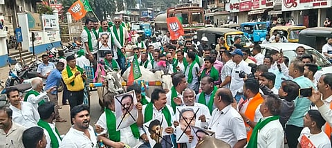 ರೈತರ (Farmer) ವಿವಿಧ ಬೇಡಿಕೆಗಳ ಈಡೇರಿಕೆಗೆ ಆಗ್ರಹಿಸಿ ಹುಬ್ಬಳ್ಳಿಯಲ್ಲಿ ಶನಿವಾರ ಬಿಜೆಪಿ ರೈತ ಮೋರ್ಚಾದಿಂದ ಹಮ್ಮಿಕೊಂಡಿದ್ದ ಪ್ರತಿಭಟನೆಯಲ್ಲಿ ಶಾಸಕ ಮಹೇಶ ಟೆಂಗಿನಕಾಯಿ, ಈಶ್ವರಗೌಡ ಪಾಟೀಲ, ಬಸವರಾಜ ಕುಂದಗೋಳಮಠ, ವೆಂಕಟೇಶ ಕಾಟವೆ ಹಾಗೂ ಇತರರು ಪಾಲ್ಗೊಂಡಿದ್ದರು. 