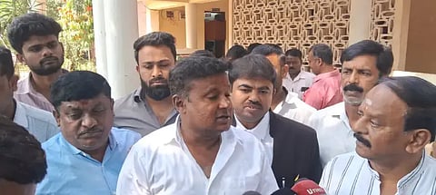 ಕೋಲಾರ ನಗರದ ಲೋಕಾಯುಕ್ತ ಪೊಲೀಸರಿಗೆ ಸಚಿವ ಕೃಷ್ಣಬೈರೇಗೌಡ ಅವರ ವಿರುದ್ಧ ದೂರು ನೀಡಿದ ನಂತರ, ಸುದ್ದಿಗಾರರೊಂದಿಗೆ ಬಿಜೆಪಿ ಜಿಲ್ಲಾಧ್ಯಕ್ಷ ಓಂಶಕ್ತಿ ಚಲಪತಿ ಮಾತನಾಡಿದರು.