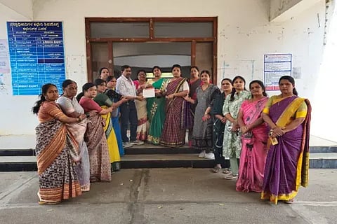 ಸುಳ್ಳು ಸುದ್ದಿ ಪೋಸ್ಟರ್ ಹಾಕಿರುವ ಕಿಡಿಗೇಡಿಗಳ ವಿರುದ್ಧ ಕ್ರಮಕ್ಕೆ ಆಗ್ರಹಿಸಿ ಬಿಜೆಪಿ ಪದಾಧಿಕಾರಿಗಳು ಡಿಸಿ ಕಚೇರಿ ಸಹಾಯಕ ಚನ್ನಪ್ಪ ಅವರಿಗೆ ಮನವಿ ಸಲ್ಲಿಸಿದರು. ರಶ್ಮಿ ಶ್ರೀನಿವಾಸ್, ಸುಮಾ ಭೂಪಳಂ, ಶಾಂತಾ ಸುರೇಂದ್ರ ಮತ್ತಿತರರಿದ್ದರು.