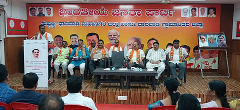 voter ಹುಬ್ಬಳ್ಳಿಯ ಬಿಜೆಪಿ ಕಚೇರಿಯಲ್ಲಿ ಆಯೋಜಿಸಿದ್ದ ಎಸ್​ಐಆರ್ ಕುರಿತ ಸಭೆಯಲ್ಲಿ ಮಹಾನಗರ ಜಿಲ್ಲಾ ಬಿಜೆಪಿ ಅಧ್ಯಕ್ಷ ತಿಪ್ಪಣ್ಣ ಮಜ್ಜಗಿ ಮಾತನಾಡಿದರು. ಅಶೋಕ ಕಾಟವೆ, ಲಿಂಗರಾಜ ಪಾಟೀಲ, ಸಂಜಯ ಕಪಟಕರ, ಶಿವು ಮೆಣಸಿನಕಾಯಿ ಹಾಗೂ ಇತರರಿದ್ದರು.