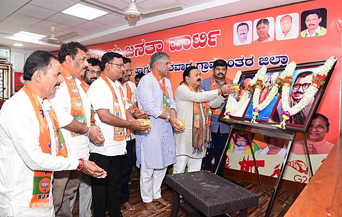 hijab ಹುಬ್ಬಳ್ಳಿಯ ಬಿಜೆಪಿ ಕಚೇರಿಯಲ್ಲಿ ಆಯೋಜಿಸಿದ್ದ ಮಹಾನಗರ ಜಿಲ್ಲಾ ಕಾರ್ಯಕಾರಿಣಿಯಲ್ಲಿ ಭಾರತ ಮಾತೆಯ ಭಾವಚಿತ್ರಕ್ಕೆ ಪೂಜೆ ಸಲ್ಲಿಸಿದ ಶಾಸಕರಾದ ಮಹೇಶ ಟೆಂಗಿನಕಾಯಿ, ಅರವಿಂದ ಬೆಲ್ಲದ, ಉಪ ಮೇಯರ್ ಸಂತೋಷ ಚವ್ಹಾಣ, ತಿಪ್ಪಣ್ಣ ಮಜ್ಜಗಿ, ಇತರರು.