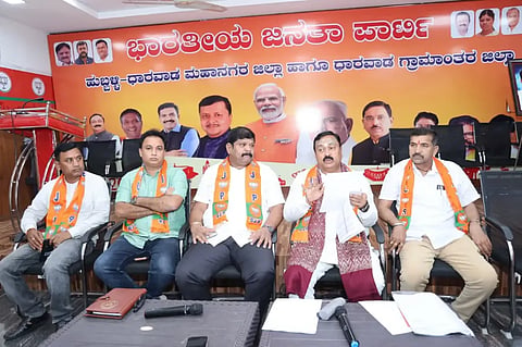 actively ಹುಬ್ಬಳ್ಳಿಯ ಬಿಜೆಪಿ ಕಚೇರಿಯಲ್ಲಿ ಏರ್ಪಡಿಸಿದ್ದ ಸೆಂಟ್ರಲ್ ಕ್ಷೇತ್ರದ ಸಂಘಟನಾ ಸಭೆಯಲ್ಲಿ ಶಾಸಕ ಮಹೇಶ ಟೆಂಗಿನಕಾಯಿ ಮಾತನಾಡಿದರು.