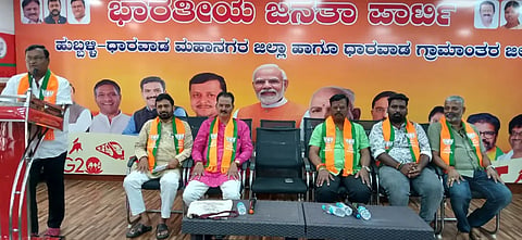 modi ಹುಬ್ಬಳ್ಳಿಯ ಅರವಿಂದ ನಗರದ ಬಿಜೆಪಿ ಕಚೇರಿಯಲ್ಲಿ ಏರ್ಪಡಿಸಿದ್ದ ಮಹಾನಗರ ಜಿಲ್ಲಾ ಮಾಸಿಕ ಸಭೆಯಲ್ಲಿ ತಿಪ್ಪಣ್ಣ ಮಜ್ಜಗಿ ಮಾತನಾಡಿದರು.