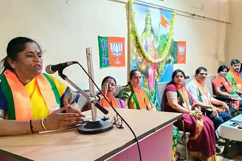 ಶಿರಸಿಯಲ್ಲಿ ಬಿಜೆಪಿ ಮಹಿಳಾ ಮಂಡಲದ ರಾಜ್ಯಾಧ್ಯಕ್ಷೆ ಸಿ. ಮಂಜುಳಾ ಮಾತನಾಡಿದರು. Government