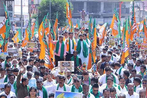 ಕಾಂಗ್ರೆಸ್ ಸರ್ಕಾರದ ವಿರುದ್ಧ ಕೇಸರಿ ಪಡೆ ದಾವಣಗೆರೆಯಲ್ಲಿ ಆರಂಭಿಸಿದ ಹೋರಾಟದ ವೇಳೆ ಎತ್ತಿನ ಬಂಡಿ ಮೇಲೆ ಬಾರುಕೋಲು ಹಿಡಿದು ಭಾಗಿಯಾಗಿದ್ದ ರಾಜ್ಯಾಧ್ಯಕ್ಷ ಬಿ.ವೈ. ವಿಜಯೇಂದ್ರ ಅವರೊಂದಿಗೆ ಎಂಎಲ್ಸಿ ಸಿ.ಟಿ. ರವಿ, ಮಾಜಿ ಸಚಿವ ಎಂ.ಪಿ. ರೇಣುಕಾಚಾರ್ಯ ಇತರರಿದ್ದರು.