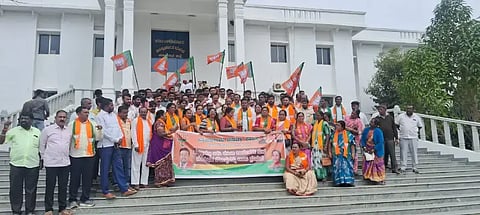 ಕೋಲಾರ ಜಿಲ್ಲಾಡಳಿತ ಭವನದ ಎದುರು ಸೋಮವಾರ ಬಿಜೆಪಿ ಕಾರ್ಯಕರ್ತರು ಪ್ರತಿಭಟನೆ ನಡೆಸಿದರು. 