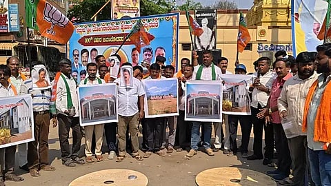ಕೋಲಾರ ನಗರದ ಸ್ವಾಮಿ ವಿವೇಕಾನಂದ ವೃತ್ತದಲ್ಲಿ ಬಿಜೆಪಿ ಕಾರ್ಯಕರ್ತರು ಜನಪ್ರತಿನಿಧಿಗಳ ಮುಖವಾಡ ಧರಿಸಿ ಶನಿವಾರ ಪ್ರತಿಭಟನೆ ನಡೆಸಿದರು.