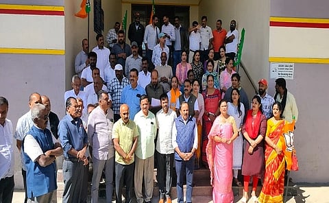 ಬಿಜೆಪಿಯ ಕಾರ್ಯಕರ್ತೆ ಮೇಲಿನ ದೌರ್ಜನ್ಯ ಮತ್ತು ಸುಳ್ಯ ಬಿಜೆಪಿಯ ಮಹಿಳಾ ಶಾಸಕರ ಬಗ್ಗೆ ಅವಹೇಳನಕಾರಿ ಪೋಸ್ಟ್ ಮಾಡಿದ ಕಿಡಿಗೇಡಿಗಳ ಬಂಧನಕ್ಕೆ ಆಗ್ರಹಿಸಿ ಜಿಲ್ಲಾ ಬಿಜೆಪಿ ವತಿಯಿಂದ ಜಿಲ್ಲಾಧಿಕಾರಿಗಳ ಕಚೇರಿ ಮುಂಭಾಗ ಶುಕ್ರವಾರ ಪ್ರತಿಭಟನೆ ನಡೆಸಲಾಯಿತು.