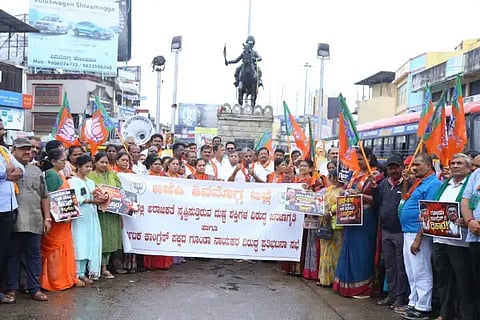 ಶಿವಮೊಗ್ಗದ ಶಿವಪ್ಪನಾಯಕ ವೃತ್ತದಲ್ಲಿ ನಡೆದ ಪ್ರತಿಭಟನೆಯಲ್ಲಿ ಟಿ.ಡಿ.ಮೇಘರಾಜ್ ಮಾತನಾಡಿದರು. ಆರ್.ಕೆ.ಸಿದ್ದರಾಮಣ್ಣ, ಎನ್.ಕೆ.ಜಗದೀಶ್, ಸುರೇಖಾ ಮುರಳೀಧರ್, ಡಿ.ಮೋಹನ್ ರೆಡ್ಡಿ, ಕೆ.ಬಿ.ಅಶೋಕ ನಾಯ್ಕ, ಕೆ.ಜಿ.ಕುಮಾರಸ್ವಾಮಿ, ಚಂದ್ರಶೇಖರ್ ಇತರರಿದ್ದರು.