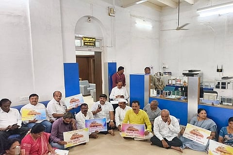 bjp protest ಶ್ರೀ ಭವಾನಿಶಂಕರ ನಾರಾಯಣ ದೇವಸ್ಥಾನ ಆವರಣದ ಪುಷ್ಕರಣಿ ಮೇಲೆ ನಿರ್ಮಿಸಿರುವ ರಸ್ತೆ ತೆರವುಗೊಳಿಸಿ, ಪುಷ್ಕರಣಿ ಕುರಹು ಪತ್ತೆಗೆ ಪತ್ರ ಬರೆದು ಸರ್ವೇ ನಡೆಸಲು ಆಗ್ರಹಿಸಿ ಪಾಲಿಕೆ ಬಿಜೆಪಿ ಸದಸ್ಯರು, ಹುಬ್ಬಳ್ಳಿಯ ಪಾಲಿಕೆ ಆಯುಕ್ತರ ಕಚೇರಿ ಎದುರು ಸೋಮವಾರ ಪ್ರತಿಭಟನೆ ನಡೆಸಿದರು.