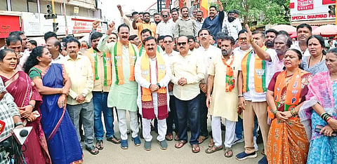 firing ಧಾರವಾಡ ಫೈರಿಂಗ್ ಘಟನೆ ಖಂಡಿಸಿ ಹಾಗೂ ಪೊಲೀಸ್ ಆಯುಕ್ತರ ವರ್ಗಾವಣೆಗೆ ಒತ್ತಾಯಿಸಿ ಬಿಜೆಪಿ ಕಾರ್ಯಕರ್ತರು ಹುಬ್ಬಳ್ಳಿಯಲ್ಲಿ ಪ್ರತಿಭಟನೆ ನಡೆಸಿದರು.