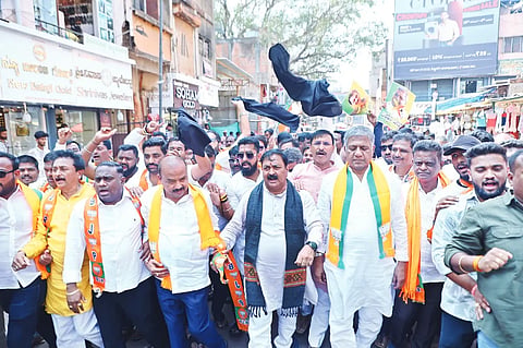 ಕಾಂಗ್ರೆಸ್ ಸರ್ಕಾರದ ವಿರುದ್ಧ ಹುಬ್ಬಳ್ಳಿಯಲ್ಲಿ ಕಪು್ಪ ಬಟ್ಟೆ ಪ್ರದರ್ಶಿಸಿ ಪ್ರತಿಭಟನೆ ನಡೆಸಿದ ಬಿಜೆಪಿ ಕಾರ್ಯಕರ್ತರು. ಶಾಸಕರಾದ ಮಹೇಶ ಟೆಂಗಿನಕಾಯಿ, ಅರವಿಂದ ಬೆಲ್ಲದ, ಎಂ.ಆರ್. ಪಾಟೀಲ, ಪ್ರಮುಖರಾದ ನಾರಾಯಣ ಜರತಾರಘರ, ಮಹೇಂದ್ರ ಕೌತಾಳ, ಪ್ರಭು ನವಲಗುಂದಮಠ ಹಾಗೂ ಇತರರಿದ್ದರು.  police