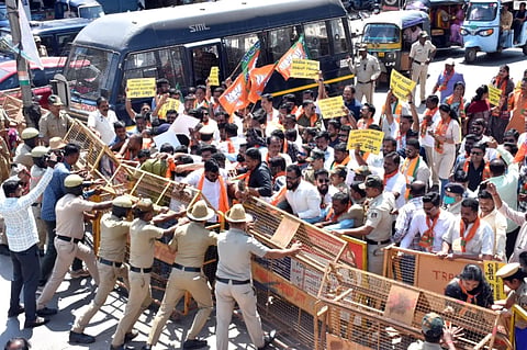 ಹುಬ್ಬಳ್ಳಿಯಲ್ಲಿ ಕಾಂಗ್ರೆಸ್ (Congress ) ಕಚೇರಿಗೆ ಮುತ್ತಿಗೆ ಹಾಕಲು ಯತ್ನಿಸುತ್ತಿರುವ ಬಿಜೆಪಿ ಕಾರ್ಯಕರ್ತರು.