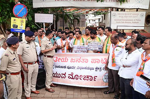 infiltrators ಹುಬ್ಬಳ್ಳಿಗೆ ಆಗಮಿಸುತ್ತಿರುವ ಬಾಂಗ್ಲಾ ದೇಶದ ಅಕ್ರಮ ನುಸುಳುಕೋರರ ವಿರುದ್ಧ ಕ್ರಮ ಕೈಗೊಳ್ಳುವಂತೆ ಒತ್ತಾಯಿಸಿ ಬಿಜೆಪಿ ಕಾರ್ಯಕರ್ತರು ಹುಬ್ಬಳ್ಳಿಯ ಶಹರ ಪೊಲೀಸ್ ಠಾಣೆ ಎದುರು ಪ್ರತಿಭಟನೆ ನಡೆಸಿದರು. 
