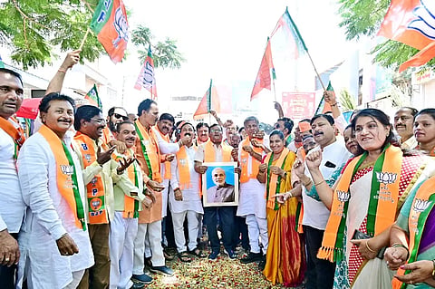  victory ಪಶ್ಚಿಮ ಬಂಗಾಳ, ಪುದುಚೇರಿ ಮತ್ತು ಅಸ್ಸಾಂ ರಾಜ್ಯಗಳಲ್ಲಿ ಬಿಜೆಪಿ ಜಯಗಳಿಸಿದ ಹಿನ್ನೆಲೆಯಲ್ಲಿ ಪಕ್ಷದ ಕಾರ್ಯಕರ್ತರು ಹುಬ್ಬಳ್ಳಿಯಲ್ಲಿ ವಿಜಯೋತ್ಸವ ಆಚರಿಸಿದರು.