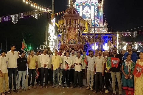  ಬಿಹಾರ ವಿಧಾನಸಭೆ ಚುನಾವಣೆಯಲ್ಲಿ ಎನ್‌ಡಿಎ ಗೆಲುವು ಸಾಧಿಸಿದ ಹಿನ್ನೆಲೆಯಲ್ಲಿ ಕುಶಾಲನಗರದಲ್ಲಿ ಬಿಜೆಪಿ ವತಿಯಿಂದ ವಿಜಯೋತ್ಸವ ಆಚರಿಸಲಾಯಿತು. ರಾಮನಾಥನ್, ಎಂ.ಎA. ಚರಣ್, ಎಂ.ಡಿ. ಕೃಷ್ಣಪ್ಪ, ಚಂದ್ರಶೇಖರ್ ಹೇರೂರು, ಎಂ.ವಿ. ನಾರಾಯಣ ಮತ್ತಿತರರು ಇದ್ದರು.