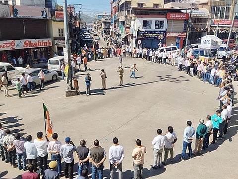 ಪ್ರಧಾನಿ ನರೇಂದ್ರ ಮೋದಿ ಅವರನ್ನು ಅವಹೇಳನ ಮಾಡಿ ವೀಡಿಯೋ ಹರಿಯಬಿಟ್ಟ ಕಿಡಿಗೇಡಿಗಳ ಕೃತ್ಯ ಖಂಡಿಸಿ ಮಡಿಕೇರಿಯಲ್ಲಿ ಜಿಲ್ಲಾ ಬಿಜೆಪಿ ವತಿಯಿಂದ ಪ್ರತಿಭಟನೆ ನಡೆಸಲಾಯಿತು. ನಾಪಂಡ ರವಿಕಾಳಪ್ಪ, ಎಂ.ಪಿ. ಅಪ್ಪಚ್ಚುರಂಜನ್, ಸುನಿಲ್ ಸುಬ್ರಮಣಿ, ಅರುಣ್ ಜೈನಿ, ಪಿ. ಕಲಾವತಿ ಮತ್ತಿತರರು ಇದ್ದರು.