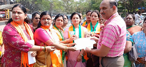 ಬೆಳಗಾವಿಯಲ್ಲಿ ಗುರುವಾರ ಬಿಜೆಪಿ ಕಾರ್ಯಕರ್ತೆಯರು ಪ್ರತಿಭಟಿಸಿ ರಾಮಚಂದ್ರರಾವ್ ವಜಾಗೆ ಹಾಗೂ ರಾಜೀವಗೌಡ ಬಂಧನಕ್ಕೆ ಆಗ್ರಹಿಸಿದರು. 