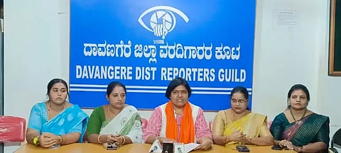 ದಾವಣಗೆರೆ ಸುದ್ದಿಗೋಷ್ಠಿಯಲ್ಲಿ ಬಿಜೆಪಿ ಮಹಿಳಾ ಮೋರ್ಚಾ ರಾಜ್ಯ ಉಪಾಧ್ಯಕ್ಷೆ ಎಚ್.ಸಿ. ಜಯಮ್ಮ, ಭಾಗ್ಯಾ ಪಿಸಾಳೆ, ಚೇತನಾ ಶಿವಕುಮಾರ್, ರೇಣುಕಾ ಕೃಷ್ಣ, ನೀತಾ ಮಂಜುನಾಥ್ ಇದ್ದರು. 