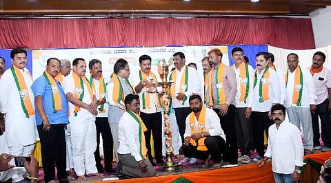 ದಾವಣಗೆರೆಯಲ್ಲಿ ಗುರುವಾರ ಆಯೋಜಿಸಿದ್ದ, ದಾವಣಗೆರೆ ದಕ್ಷಿಣ ವಿಧಾನಸಭಾ ಕ್ಷೇತ್ರದ ಕಾರ್ಯಕರ್ತರಿಗೆ ಮತ್ತು ವಿಸ್ತಾರಕರಿಗೆ ಅಭಿನಂದಿಸುವ ಸಮಾರಂಭದ ಉದ್ಘಾಟನೆ ವೇಳೆ ಬಿಜೆಪಿ ರಾಜ್ಯ ಉಸ್ತುವಾರಿ ರಾಧಾ ಮೋಹನ್‌ದಾಸ್ ಅಗರ್‌ವಾಲ್, ರಾಜ್ಯಾಧ್ಯಕ್ಷ ಬಿ.ವೈ. ವಿಜಯೇಂದ್ರ, ಮಾಜಿ ಸಚಿವ ಎಂ.ಪಿ. ರೇಣುಕಾಚಾರ್ಯ, ಮಾಜಿ ಶಾಸಕರಾದ ಮಾಡಾಳು ವಿರೂಪಾಕ್ಷಪ್ಪ, ಬಸವರಾಜ ನಾಯ್ಕ, ಡಾ.ಎ.ಎಚ್. ಶಿವಯೋಗಿಸ್ವಾಮಿ, ಜಿಲ್ಲಾ ಬಿಜೆಪಿ ಅಧ್ಯಕ್ಷ ಎನ್. ರಾಜಶೇಖರ್, ಮುಖಂಡರಾದ ಬಿ.ಜಿ. ಅಜಯ್ ಕುಮಾರ್, ಮಾಡಾಳು ಮಲ್ಲಿಕಾರ್ಜುನ್, ಲೋಕಿಕೆರೆ ನಾಗರಾಜ ಇದ್ದರು.  