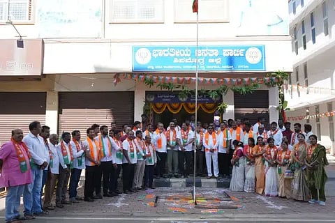 ಬಿಜೆಪಿ ಸಂಸ್ಥಾಪನಾ ದಿನದ ಅಂಗವಾಗಿ ಶಿವಮೊಗ್ಗ ಜಿಲ್ಲಾ ಕಚೇರಿ ಎದುರು ಪಕ್ಷದ ಧ್ವಜಾರೋಹಣ ನೆರವೇರಿಸಲಾಯಿತು. ಎನ್.ಕೆ.ಜಗದೀಶ್, ಎಸ್.ಎನ್.ಚನ್ನಬಸಪ್ಪ, ಆರ್.ಕೆ.ಸಿದ್ದರಾಮಣ್ಣ, ಡಿ.ಮೋಹನ್ ರೆಡ್ಡಿ, ಎಸ್.ದತ್ತಾತ್ರಿ, ಕೆ.ಬಿ.ಅಶೋಕ ನಾಯ್ಕ, ಸುರೇಖಾ ಮುರಳೀಧರ್, ಜ್ಯೋತಿ ಪ್ರಕಾಶ್, ಮಂಜುನಾಥ್ ಇತರರಿದ್ದರು.