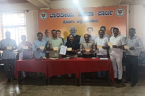 ತೃತಿಯ ಭಾಷೆಗೆ ಅಂಕದ ಬದಲು ಗ್ರೇಡ್ ನೀಡಲು ತೀರ್ಮಾನಿಸಿರುವ ಸರ್ಕಾರದ ವಿರುದ್ಧ ಜಿಲ್ಲಾ ಬಿಜೆಪಿ ವತಿಯಿಂದ ಪೋಸ್ಟ್ ಕಾರ್ಡ್ ಚಳವಳಿ ಆರಂಭಿಸಲಾಯಿತು. ನಾಪಂಡ ರವಿಕಾಳಪ್ಪ, ಕೆ.ಜಿ. ಬೋಪಯ್ಯ, ಅನಿತಾಪೂವಯ್ಯ, ಮನು ಮುತ್ತಪ್ಪ, ಮಹೇಶ್ ಜೈನಿ ಮತ್ತಿತರರು ಇದ್ದರು.