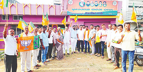 ಪಶ್ಚಿಮ ಬಂಗಾಳ, ಪುದುಚೆರಿ ಹಾಗೂ ಅಸ್ಸಾಂನಲ್ಲಿ ಬಿಜೆಪಿ ಭರ್ಜರಿ ಜಯಸಾಧಿಸಿದ ಹಿನ್ನೆಲೆಯಲ್ಲಿ ಶ್ರೀರಂಗಪಟ್ಟಣ ಬಿಜೆಪಿ ಕಚೇರಿಯಲ್ಲಿ ಯುವ ಮುಖಂಡ ಎಸ್.ಸಚ್ಚಿದಾನಂದ ನೇತೃತ್ವದಲ್ಲಿ ವಿಜಯೋತ್ಸವ ಆಚರಿಸಲಾಯಿತು. ಪೀಹಳ್ಳಿ ಡಾ.ಸಿದ್ದರಾಮಯ್ಯ,  ಕೆ.ಎಸ್.ನಂಜುಂಡೇಗೌಡ,  ಟಿ.ಶ್ರೀಧರ್ ಇತರರಿದ್ದರು.