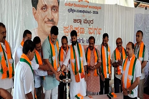  ಕೊಡಗು ಜಿಲ್ಲಾ ಮಟ್ಟದ 2 ದಿನಗಳ ಬಿಜೆಪಿ ಪ್ರಶಿಕ್ಷಣ ವರ್ಗ ಕಾರ್ಯಕ್ರಮವನ್ನು ಕೊಡಗು-ಮೈಸೂರು ಸಂಸದ ಯದುವೀರ್ ಕೃಷ್ಣದತ್ತ ಚಾಮರಾಜ ಒಡೆಯರ್ ಉದ್ಘಾಟಿಸಿದರು. ಸಿ.ಟಿ. ರವಿ, ಎಂ.ಪಿ. ಅಪ್ಪಚ್ಚು ರಂಜನ್, ರವಿಕಾಳಪ್ಪ, ಸುನಿಲ್ ಸುಬ್ರಹ್ಮಣಿ, ಬಿ.ಬಿ. ಭಾರತೀಶ್, ರಾಬಿನ್ ದೇವಯ್ಯ ಮತ್ತಿತರರು ಇದ್ದರು.