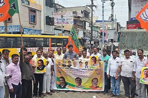 ದಾವಣಗೆರೆಯಲ್ಲಿ ಶುಕ್ರವಾರ, ವಿಧಾನ ಪರಿಷತ್ ಚುನಾವಣೆಯಲ್ಲಿ ಪಕ್ಷದ ಅಭ್ಯರ್ಥಿಗಳಾದ ರಘು ಕೌಟಿಲ್ಯ ಹಾಗೂ ಲಿಂಗರಾಜ್ ಪಾಟೀಲ್ ಆಯ್ಕೆಯಾದ ಹಿನ್ನೆಲೆಯಲ್ಲಿ ಬಿಜೆಪಿ ಕಾರ್ಯಕರ್ತರು ವಿಜಯೋತ್ಸವ ಆಚರಿಸಿದರು. ರಾಜನಹಳ್ಳಿ ಶಿವಕುಮಾರ್, ಮಹೇಂದ್ರ ಹೆಬ್ಬಾಳ್, ಅಣಜಿ ಗುಡ್ಡೇಶ್, ಕಿರೀಟ ಸಿ. ಕಲಾಲ್, ನಿಂಗರಾಜ್ ಹಾವನೂರ, ಡೈಮಂಡ್ ಮಂಜಣ್ಣ, ಸುರೇಂದ್ರ ಮೊಯ್ಲಿ, ಮಂಜುನಾಥ್ ಇದ್ದರು.  
