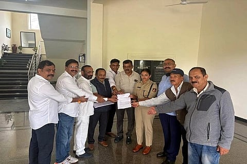 ವಾಟ್ಸ್‌ಆ್ಯಪ್ ಗುಂಪಿನ ವಿರುದ್ಧ ಕ್ರಮ ಕೈಗೊಳ್ಳುವಂತೆ ಆಗ್ರಹಿಸಿ ಕೊಡಗು ಜಿಲ್ಲಾ ಪೊಲೀಸ್ ವರಿಷ್ಠಾಧಿಕಾರಿ ಬಿಂದು ಮಣಿ ಅವರಿಗೆ ಶುಕ್ರವಾರ ಮನವಿ ಸಲ್ಲಿಸಿದರು. ರವಿ ಕಾಳಪ್ಪ, ರವಿ ಕುಶಾಲಪ್ಪ, ಸುವಿನ್ ಗಣಪತಿ ಇತರರಿದ್ದರು.