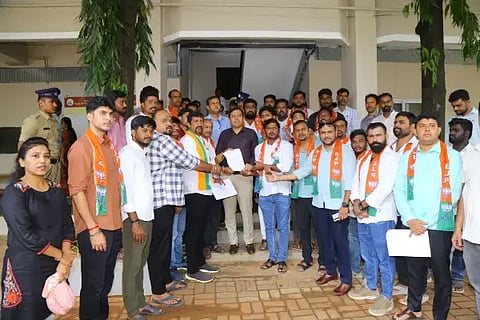ಕುವೆಂಪು ವಿವಿ ಆಡಳಿತ ವ್ಯವಸ್ಥೆ ಲೋಪ ಸರಿಪಡಿಸುವಂತೆ ಆಗ್ರಹಿಸಿ ಬಿಜೆಪಿ ಯುವಮೋರ್ಚಾದ ಪ್ರಶಾಂತ್ ಕುಕ್ಕೆ, ಅರುಣ್ ಕುಗ್ವೆ, ಪ್ರಜ್ವಲ್, ಅನಿಲ್ ಲಕ್ಕಿನಕೊಪ್ಪ, ಯುವರಾಜ್, ವಿವೇಕ್ ಹೆಬ್ಬಾರ್ ಮತ್ತಿತರರು ಮನವಿ ಸಲ್ಲಿಸಿದರು.