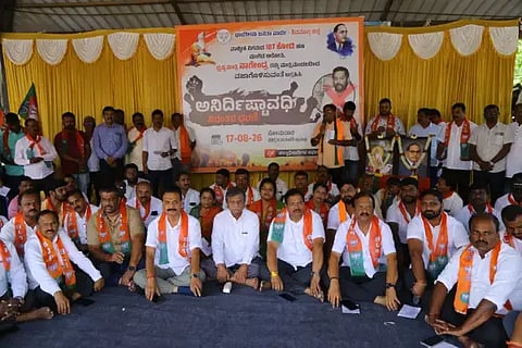 ಬಿ.ನಾಗೇಂದ್ರ ಅವರನ್ನು ಸಚಿವ ಸಂಪುಟದಿಂದ ಕೈ ಬಿಡುವಂತೆ ಆಗ್ರಹಿಸಿ ಬಿಜೆಪಿ ಮುಖಂಡರು ಡಿಸಿ ಕಚೇರಿ ಎದುರು ಅನಿರ್ದಿಷ್ಟಾವಧಿ ಧರಣಿ ಆರಂಭಿಸಿದರು. ಎನ್.ಕೆ.ಜಗದೀಶ್, ಆರ್.ಕೆ.ಸಿದ್ದರಾಮಣ್ಣ, ಮೋಹನ್ ರೆಡ್ಡಿ, ಎಸ್.ದತ್ತಾತ್ರಿ, ರಶ್ಮಿ ಶ್ರೀನಿವಾಸ್ ಇದ್ದರು.